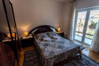 Гостевой дом Arijana Accommodation Херцег-Нови Трехместный номер с общей ванной комнатой-7